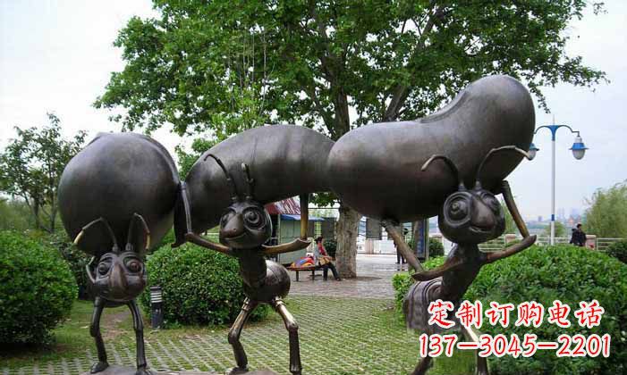 泉州蚂蚁之美搬运粮食的公园铜雕