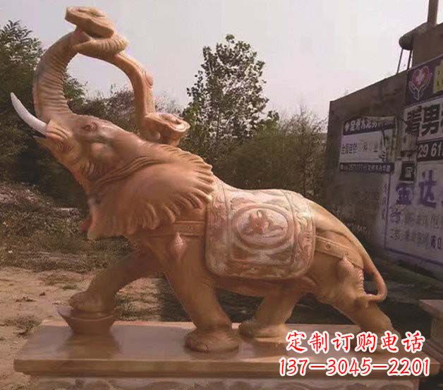 泉州鼻卷如意的大象石雕