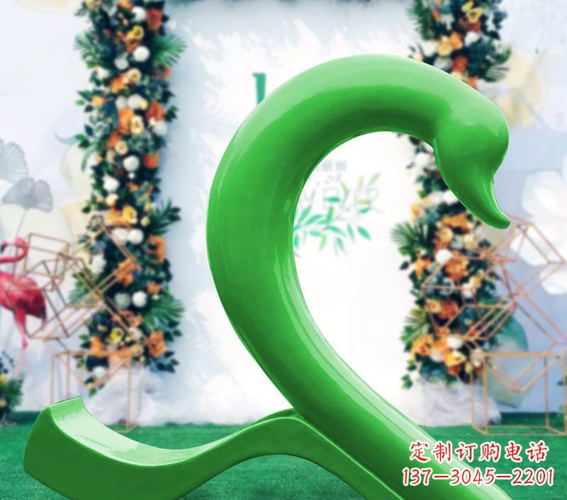 泉州新颖抢眼的玻璃钢爱心天鹅雕塑