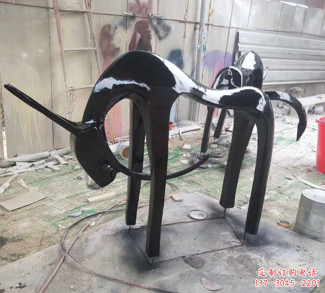泉州玻璃钢制作的鹿雕塑——装点你的庭院