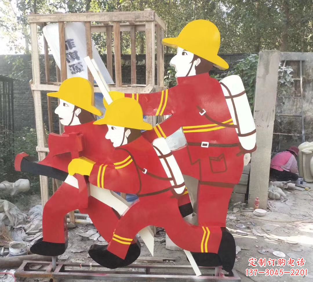 泉州玻璃钢消防员雕塑——精致的园林景观装饰