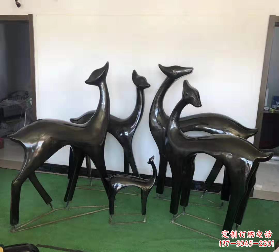 泉州玻璃钢仿铜鹿雕塑完美点缀庭院景观