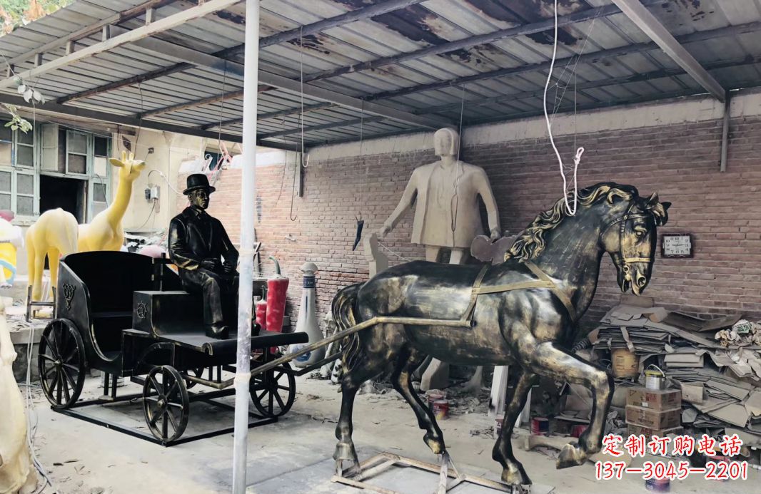 泉州玻璃钢仿铜马车雕塑——给广场景观增添绚丽色彩