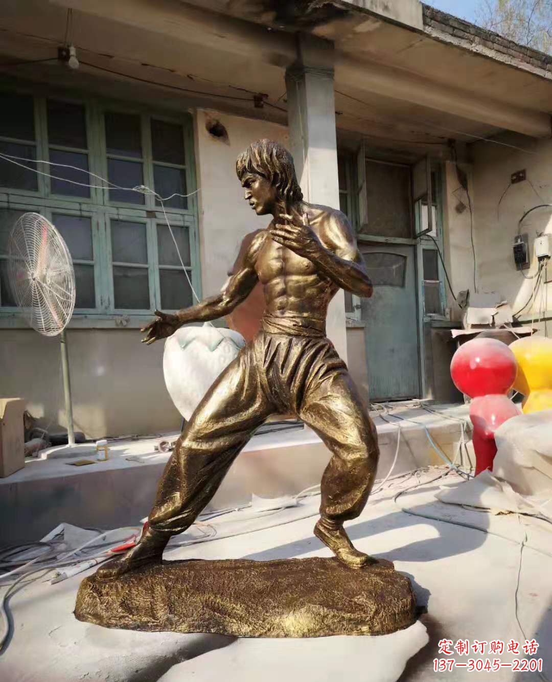 泉州铜像传奇——李小龙雕塑