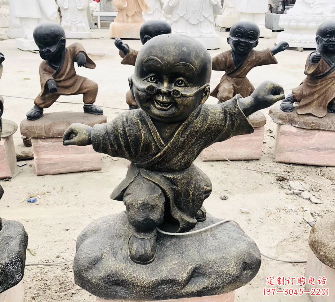 泉州玻璃钢仿铜小和尚雕塑传承佛教文化