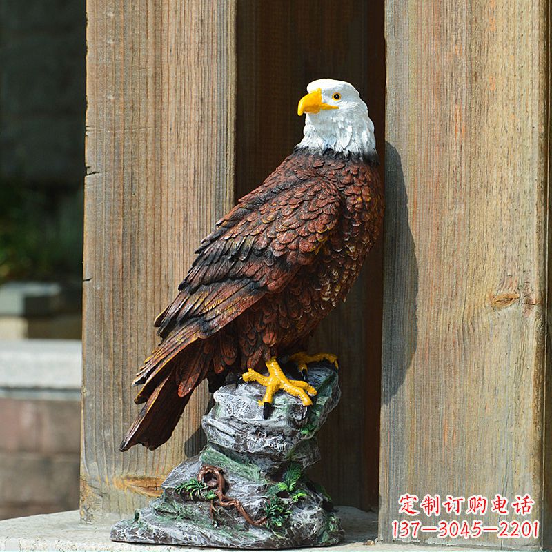 泉州玻璃钢老鹰雕塑——传递自然之美