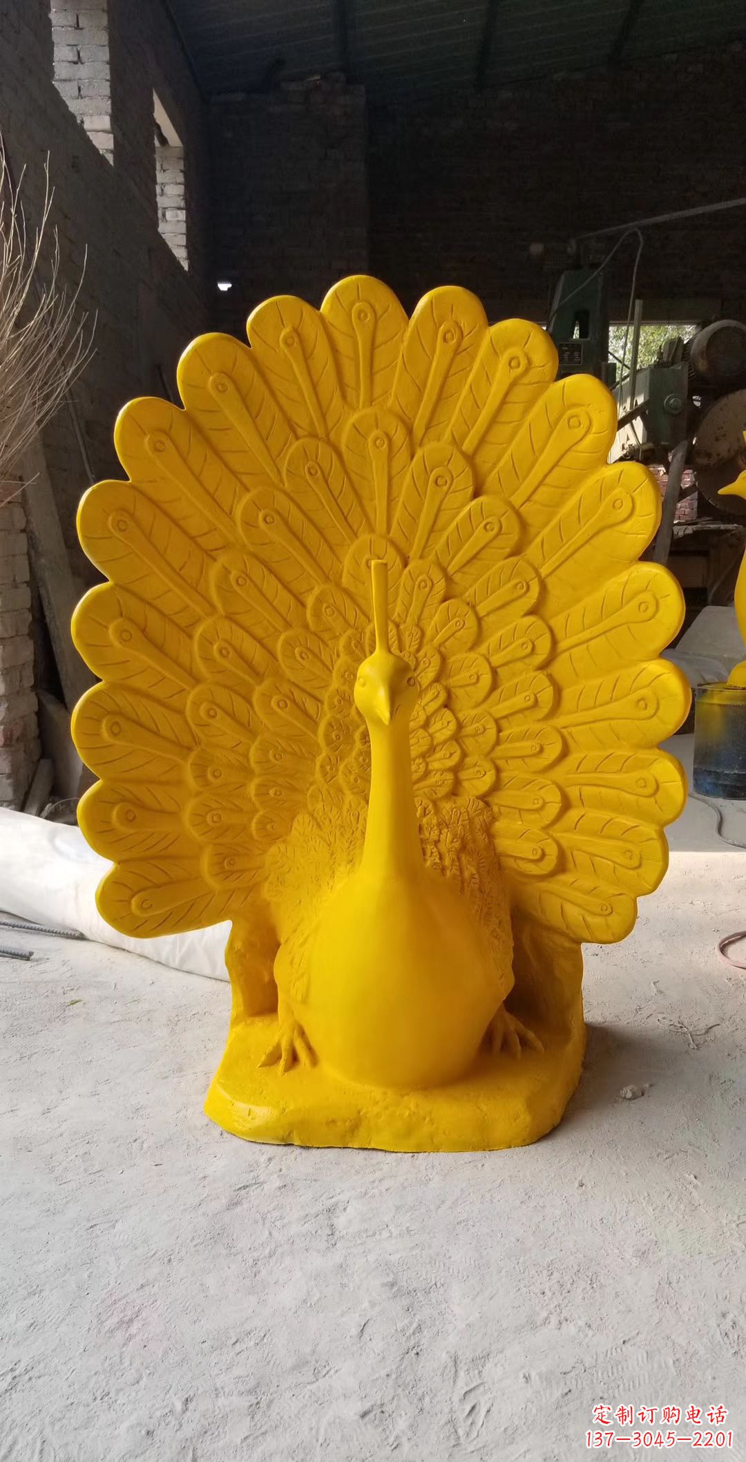 泉州玻璃钢制作的孔雀雕塑