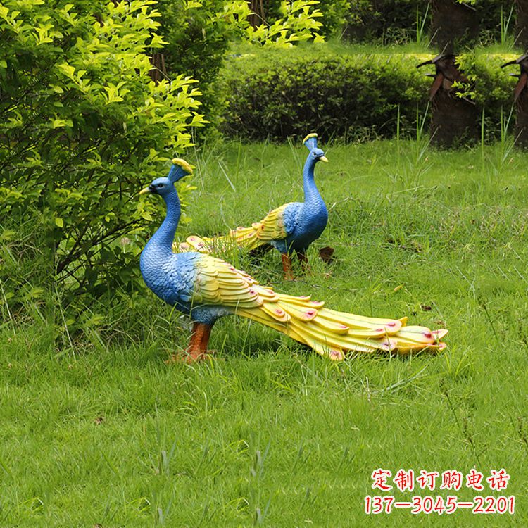 泉州玻璃钢孔雀雕塑——艺术点缀公园草坪