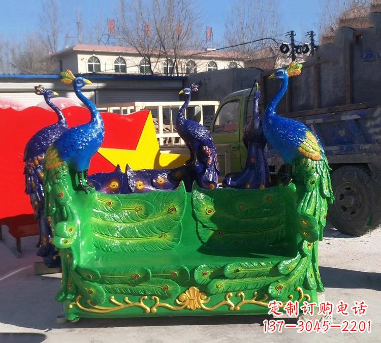 泉州玻璃钢孔雀雕塑给您带来精美的艺术体验