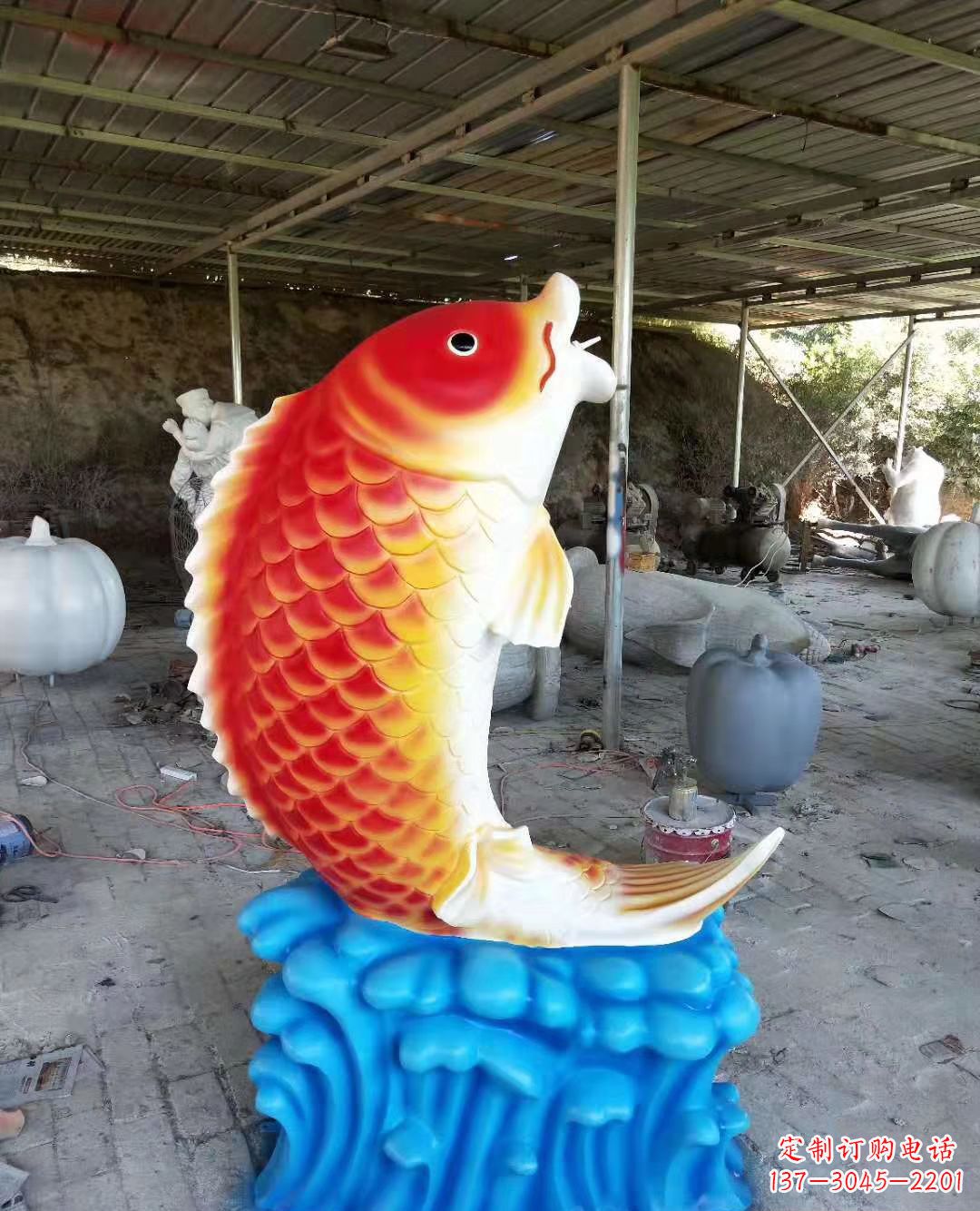 泉州玻璃钢制作的精美鲤鱼喷泉雕塑