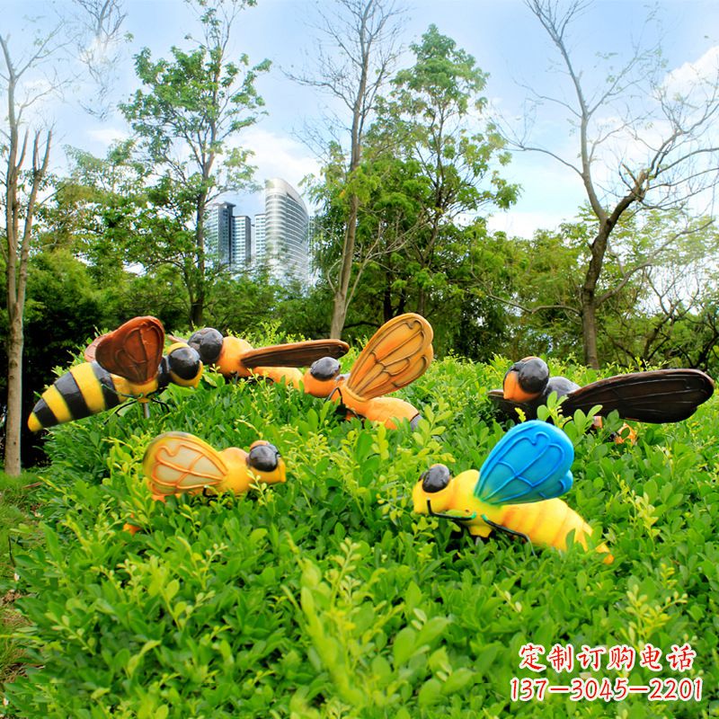 泉州公园草丛中的蜜蜂雕塑
