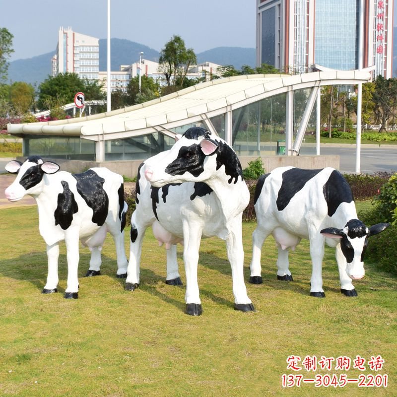 泉州玻璃钢制作的仿真奶牛雕塑——装点园林草坪