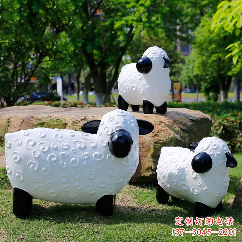 泉州玻璃钢卡通动物雕塑,增添公园草坪韵味
