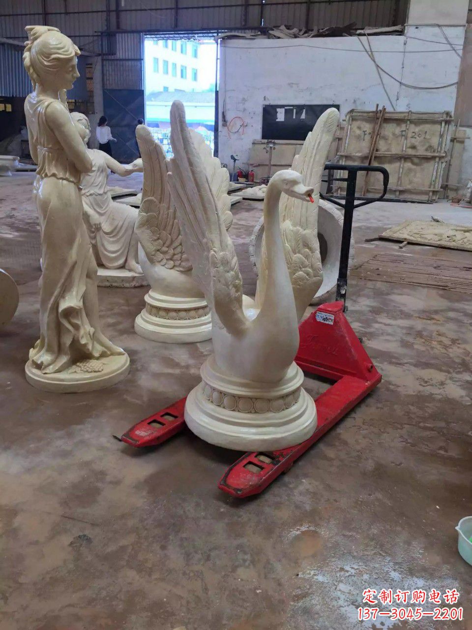 泉州玻璃钢制作的天鹅雕塑