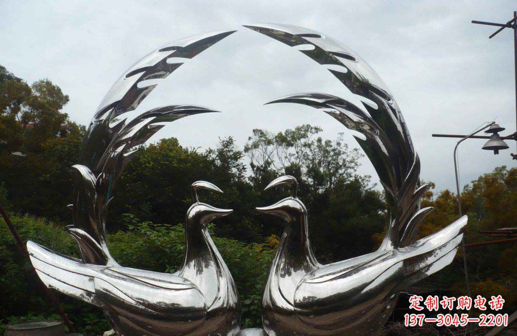 泉州不锈钢抽象镜面孔雀雕塑