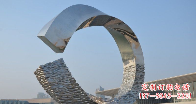 泉州环绕城市的不锈钢圆环雕塑