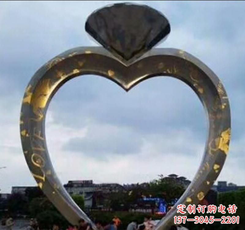 泉州不锈钢创意戒指雕塑拥有独一无二的外观