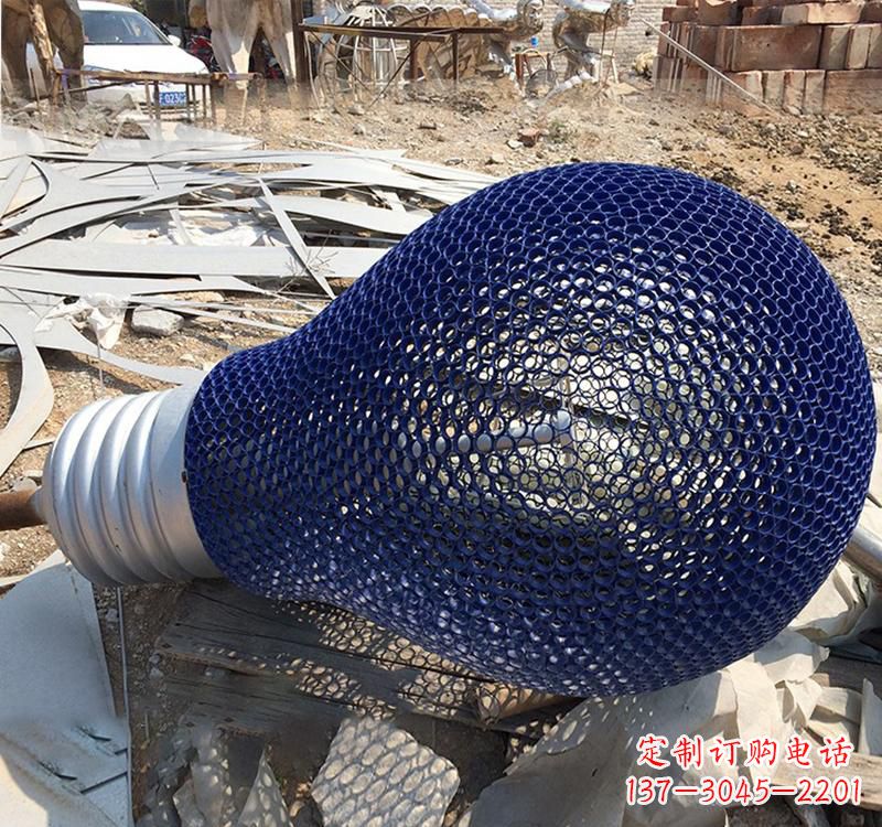 泉州不锈钢灯泡雕塑灯光下的美丽之美