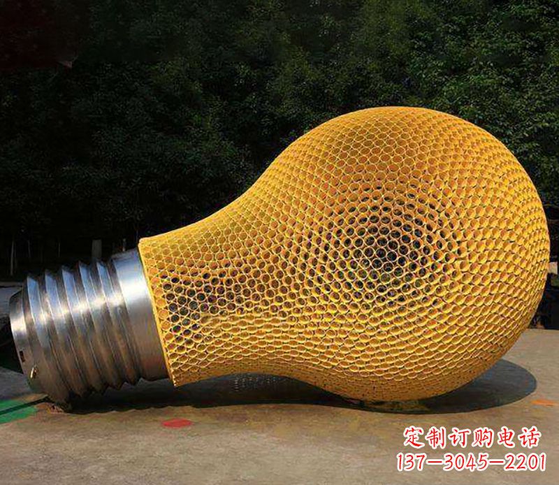 泉州不锈钢灯泡雕塑灯光下的美丽