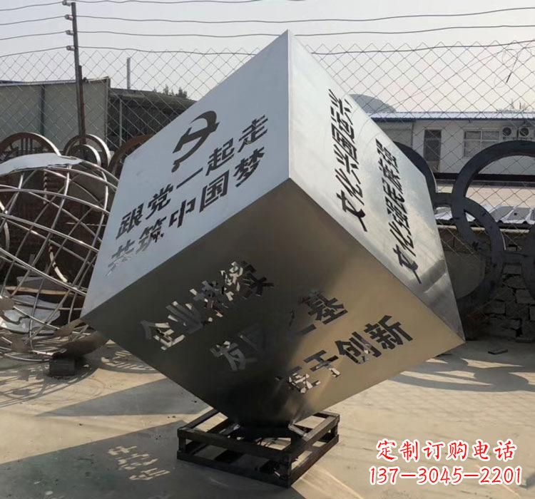 泉州不锈钢灯饰魔方雕塑——精妙艺术