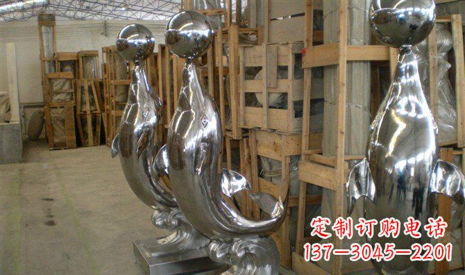 泉州不锈钢顶球海豚雕塑融合精美艺术与实用功能