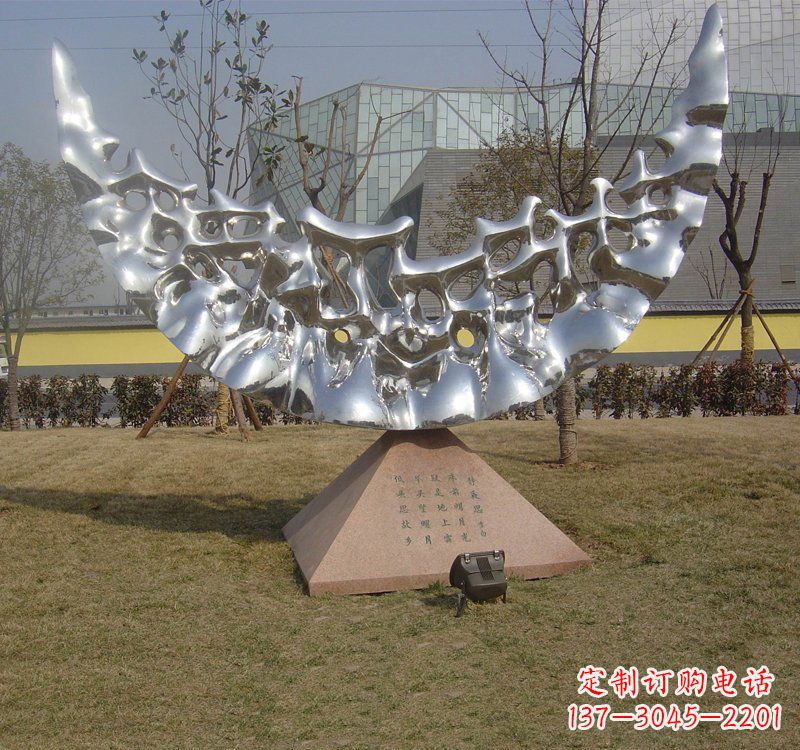 泉州不锈钢月亮雕塑象征着无尽的美丽