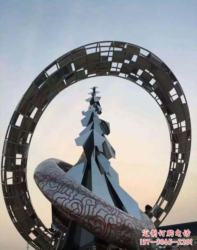 泉州不锈钢广场上的松树雕塑