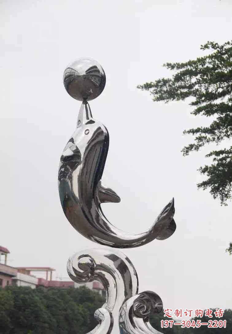 泉州海豚雕塑增添不锈钢广场的魅力