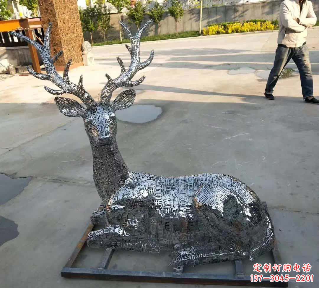 泉州梅花鹿雕塑点缀不锈钢广场星空