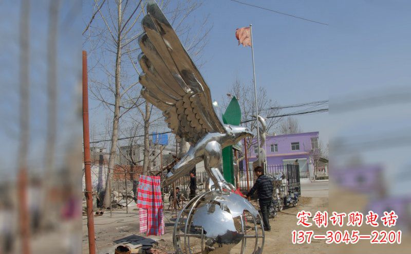 泉州不锈钢老鹰雕塑象征力量与美丽