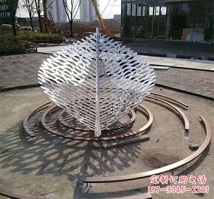 泉州不锈钢镂空树叶雕塑——给环境带来美丽