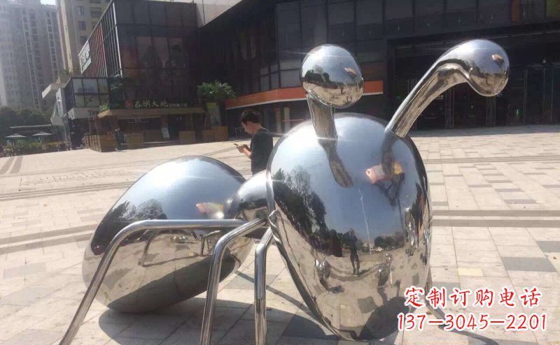 泉州不锈钢蚂蚁雕塑精美而富有讽刺意味