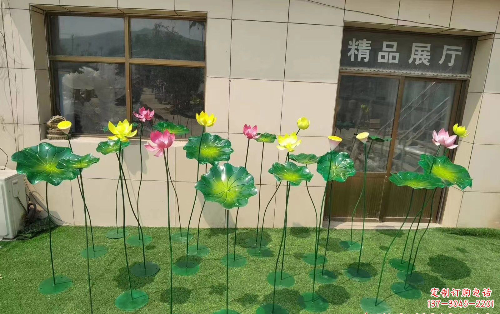泉州不锈钢喷漆荷花景观雕塑