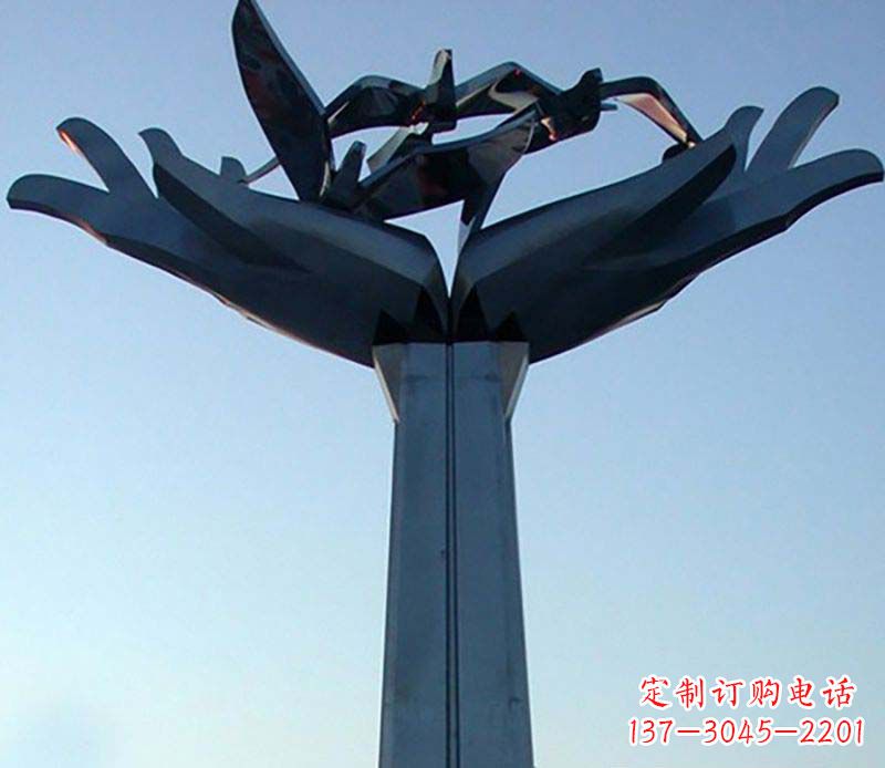 泉州不锈钢手托鸽子雕塑象征着和平与爱