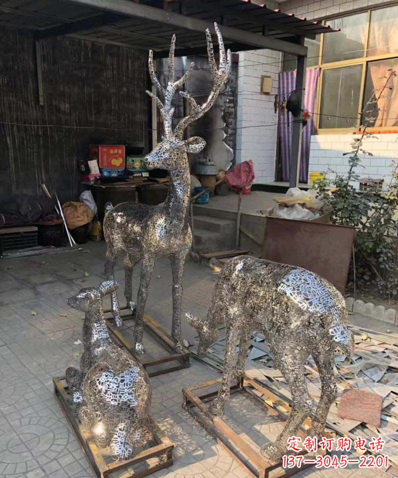 泉州不锈钢庭院里的梅花鹿雕塑