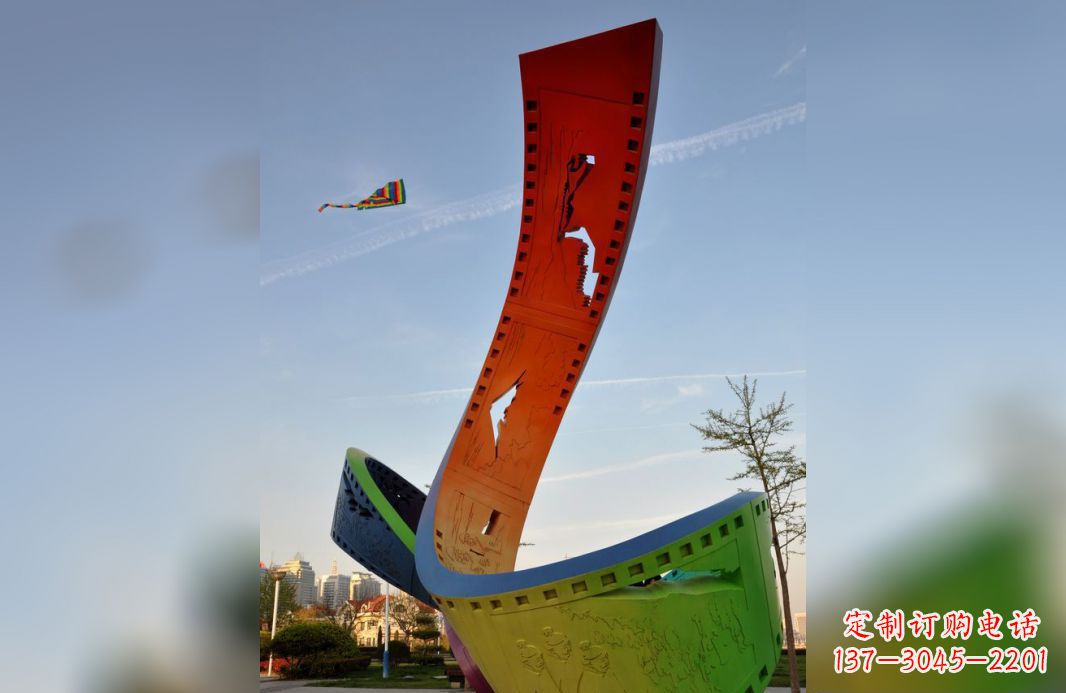 泉州不锈钢五彩胶卷广场雕塑——现代美学的象征