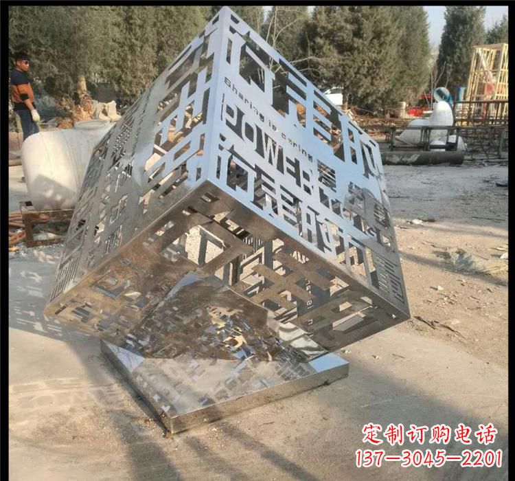泉州不锈钢艺术镂空魔方雕塑