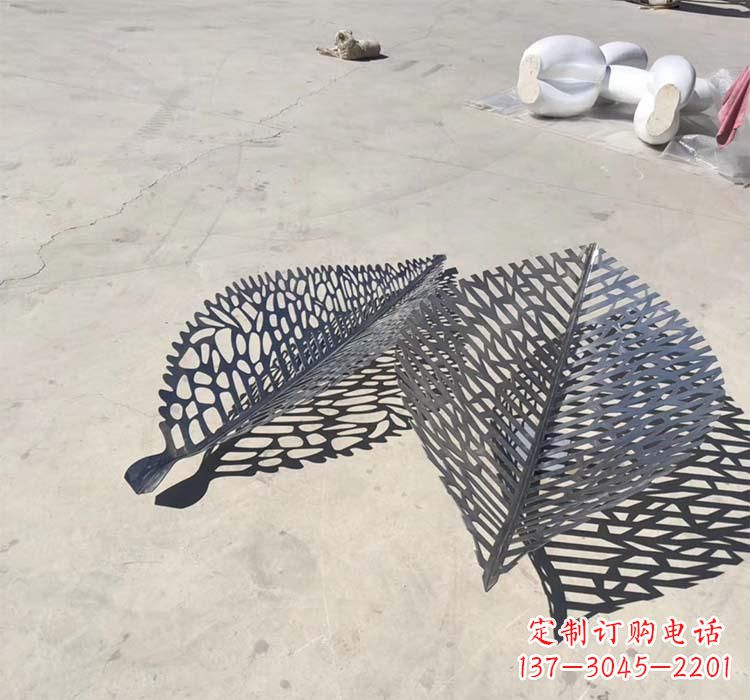 泉州不锈钢园林镂空树叶雕塑给空间增添美感