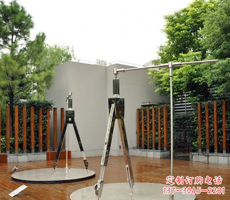泉州以不锈钢精雕细琢的圆规雕塑