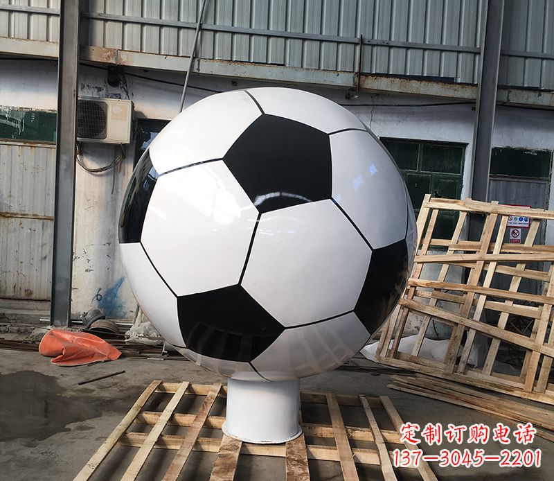 泉州激发足球热情的不锈钢足球雕塑