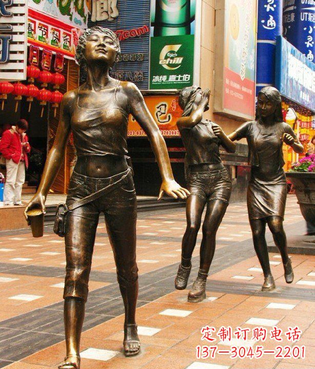 泉州步行街逛街的女孩以铜雕的形式永久保存