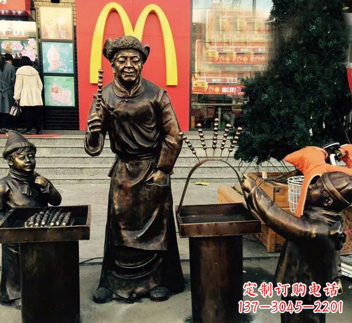 泉州步行街上的糖葫芦铜雕