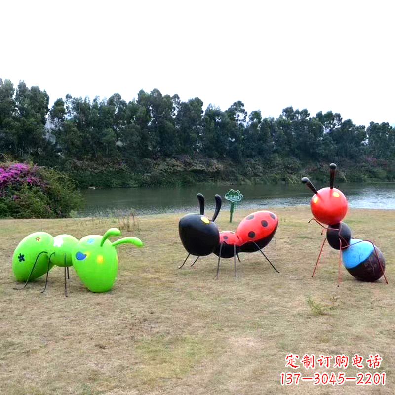 泉州彩绘玻璃钢蚂蚁雕塑——精致又充满动感