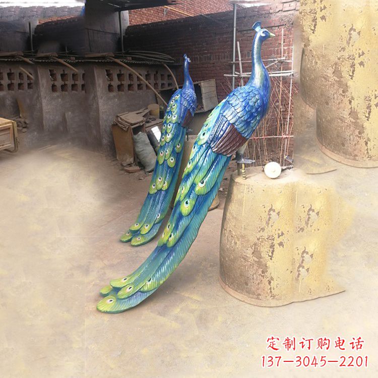 泉州传统文化的象征——彩绘孔雀铜雕塑