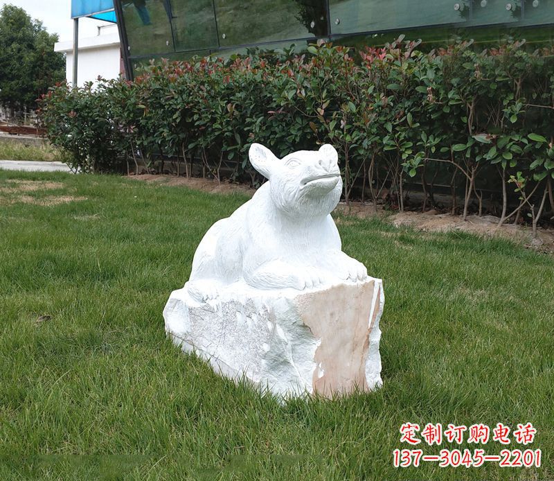 泉州草丛狗熊石雕