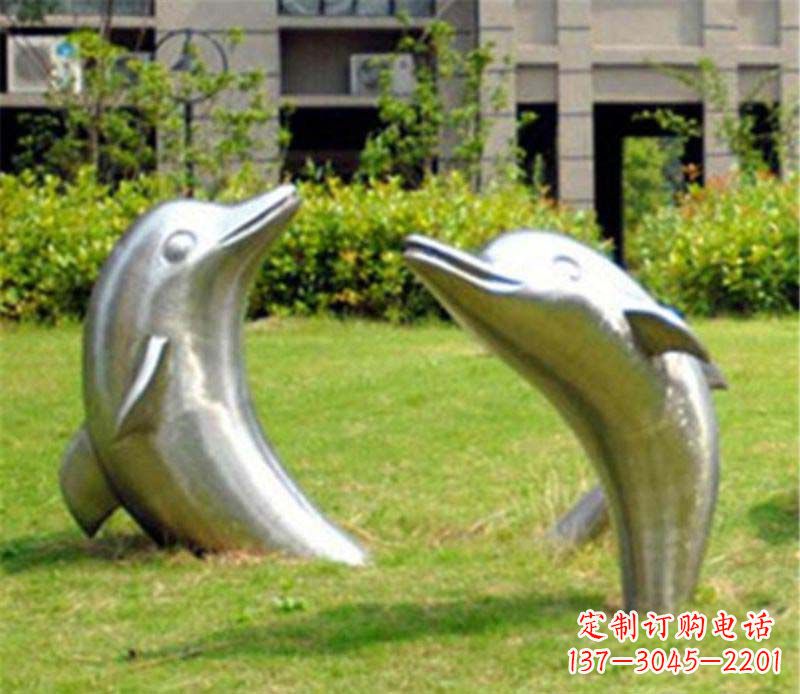 泉州海豚雕塑草坪上的精美装饰