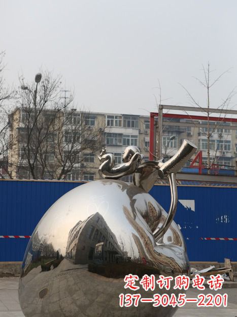 泉州城市中的苹果雕塑