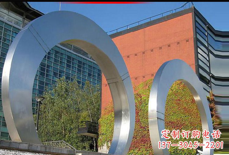 泉州城市空间里的不锈钢圆环雕塑