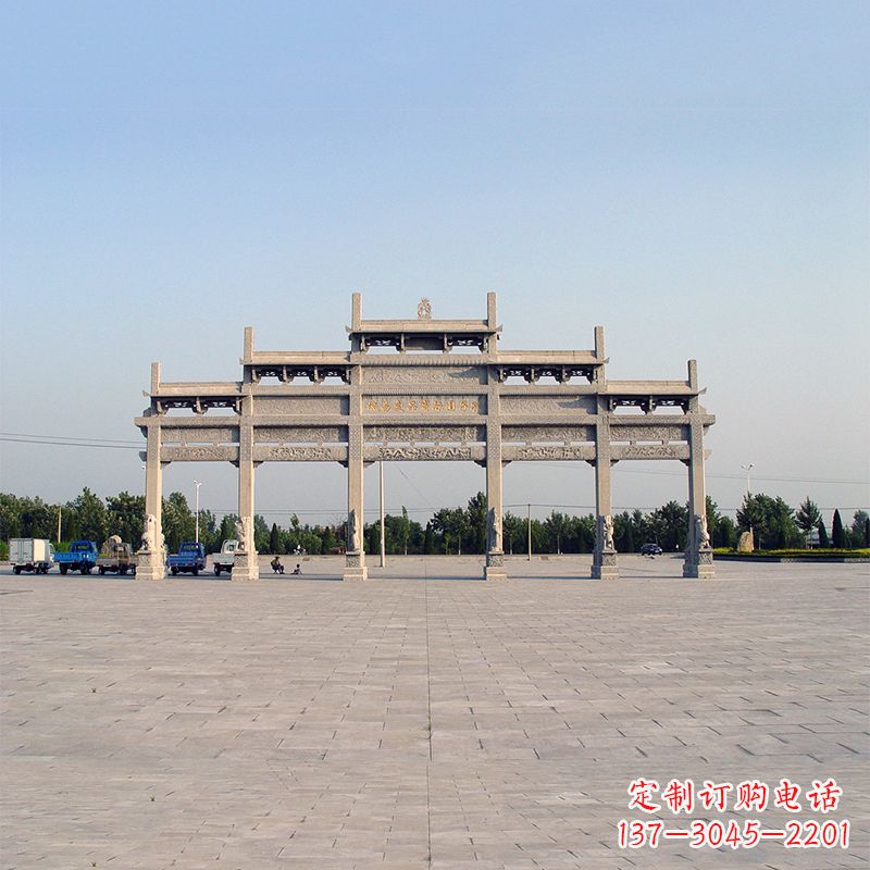 泉州精美石雕牌坊点缀城市广场