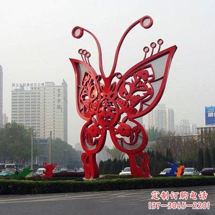 泉州绿化带上的大型红色蝴蝶雕塑